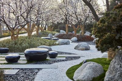 景觀置石方法大全_石材 : 園林作為一門藝術,對于意境有著很高的要求,除了普遍的山、水組合,&ldquo;石&rdquo;作為現代園林中也是必不可少的元素之一,帶個人們無窮的想象空間和精神享受。 以石材或仿石材布置成自然露巖景觀的造景手法被稱之為置石,置石&hellip;